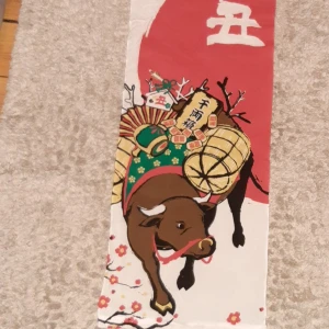 Ox tapestry - Super fin tyvärr får det inte att hänga up på min väg få jag ej vill spika. Köpt på sfb i Stockholm för 2 år sedan och har sen dess legat i min garderob. Super fina detaljer och fint skick. Har försökt hänga/sy in grillpinnar så den hänger bättre❤