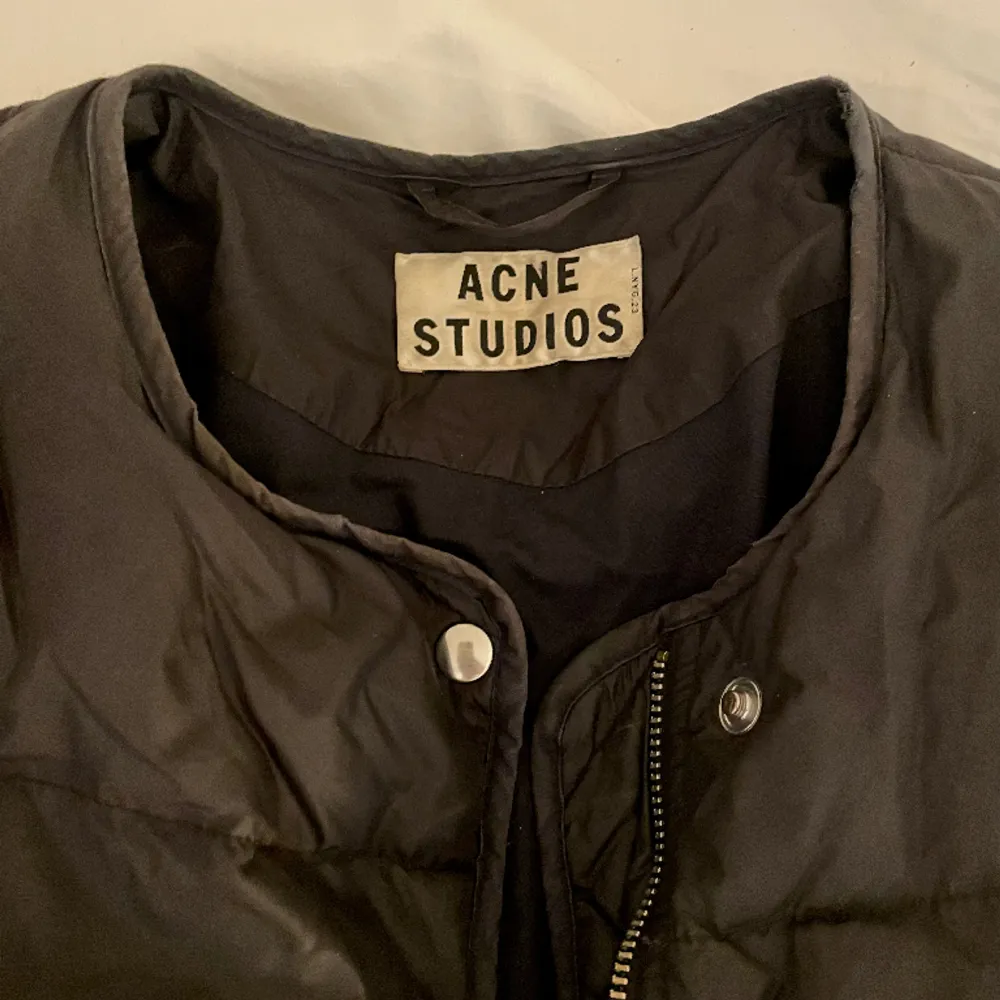 Säljer denna super fina och varma Acne Studios jackan i storlek s. Jackan har tecken på användning men inget seröst, skriv för mer bilder. Original pris på 8 500 kr!✨. Jackor.