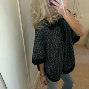 Poncho/ cape - Så sjukt fin poncho/ cape/ kortärmad kofta från märket ”VRS woman”🥰 