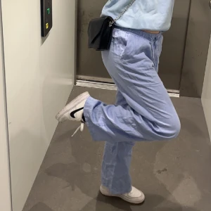 Blåa linnebyxor  - Säljer dessa jättefina linnebyxor från maxlady då de inte är min stil längre Jätte fina till sommaren, går att bära som hög och lågmidjat, köpte dom i somras och är i bra skick💘