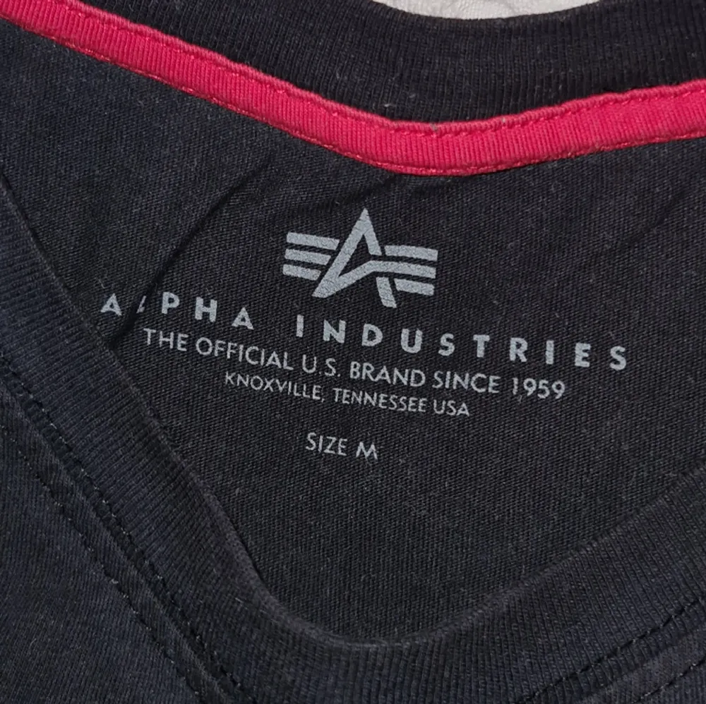Alpha industries t-shirt i svart och i storlek medium, använd ett par gånger. Kommer från ett rökfritt o djurfritt hem samt är fläckfri. Säljes p.g.a att den blivit för liten.. T-shirts.