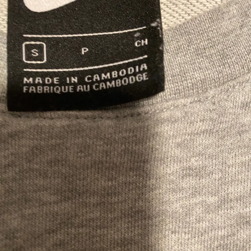Säljer nu min gråa sweatshirt från Nike! Bra kvalitet o inga defekter! Glöm inte att kontakta mig vid frågor eller funderingar!. Tröjor & Koftor.