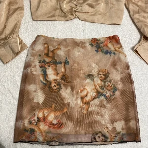 Mini kjol  - Jätte söt minikjol med änglar på<3 OBS tröjan ingår ej, går att köpa separat på min profil<3 