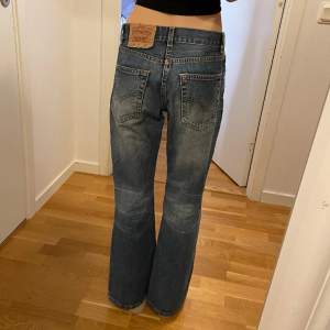 snygga bootcut jeans från levis som tyvärr inte sitter så bra på mig.. storlek 26/30 midja: 33 cm innerbenslängd: 71 cm jag på bilden är 169 cm lång 💞