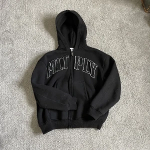 multiply apparel zip hoodie  - Tjena! denna feta hoodien från multiply apparel säljes för bara 599 spänn, denna zip-hoodien är storlek XS, storleksguid finns på deras hemsida. om du vill fråga något. Fråga på!
