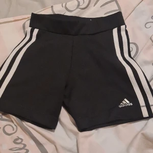 Adidas shorts  - Tränigs shorts ny skick Adidas! Storlek 9-10 år 