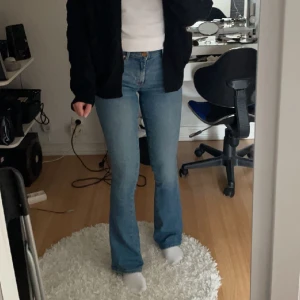 Blåa lågmidjade jeans - Blåa lågmidjade bootcut jeans. Bra skick🤍