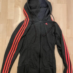 Adidas kofta - Säljer denna adidas kofta i storlek 2XS.