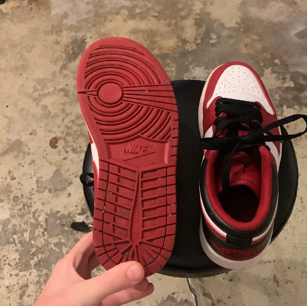Säljer dessa Jordan 1 low, Mycket bra skick knappt använda! . Kengät.