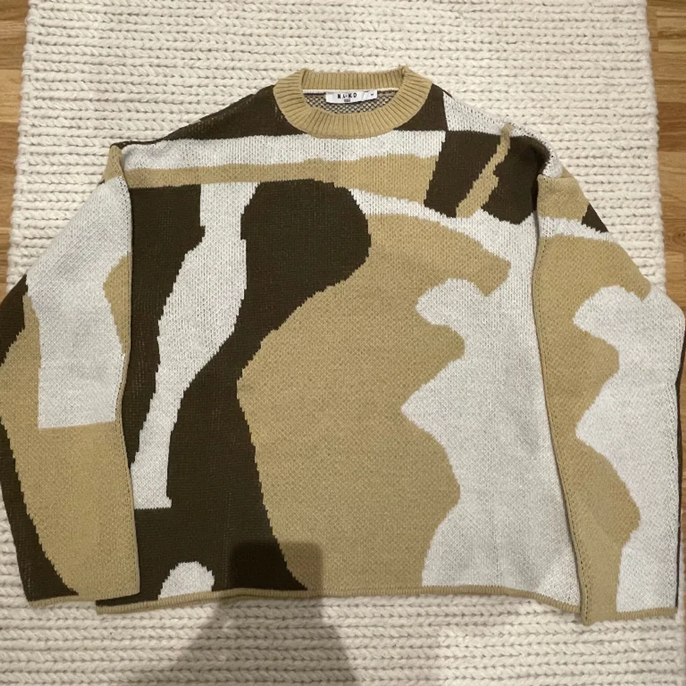Stickad tröja i olika jordfärger från NA-KD. Superfin men använder inte längre. Har haft på mig den 1 gång. Tröjor & Koftor.