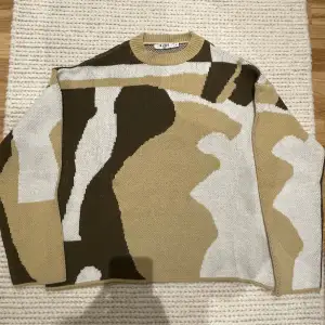 Stickad tröja i olika jordfärger från NA-KD. Superfin men använder inte längre. Har haft på mig den 1 gång