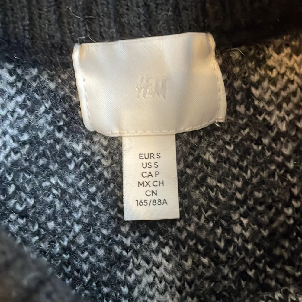 Säljer min trendiga tröja från H&M då den inte riktigt passar min modell. Använd ca 2 gånger och ser ut/känns som nyskick! Superfint mönster! Köpt för 400, säljer för 200. Skriv vid frågor!😘. Stickat.