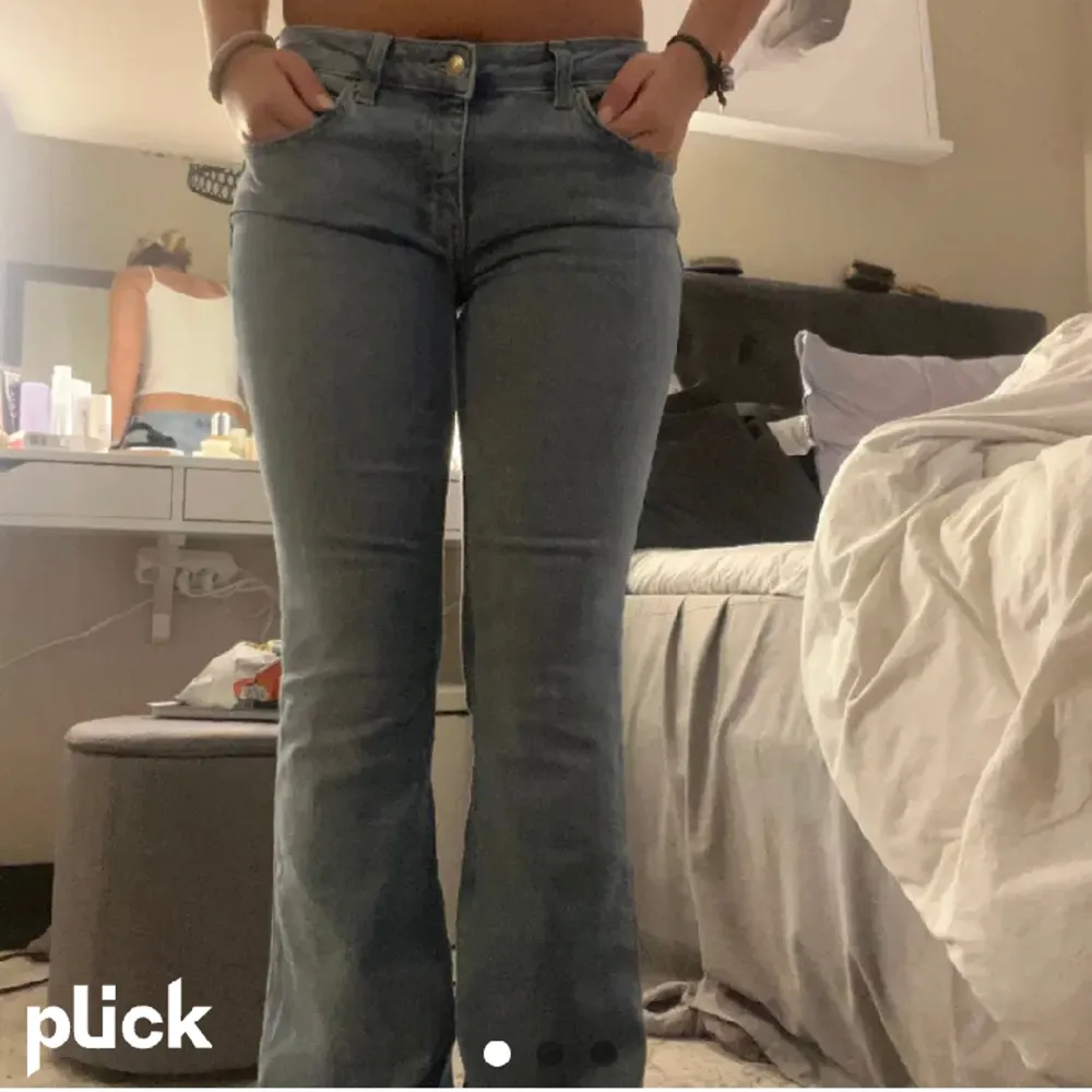 (OBS! inte mina bilder) Säljer helt nya lågmidjade jeans från Lager 157! Kom privat för mer frågor/bilder! Pris kan diskuteras❤️. Jeans & Byxor.