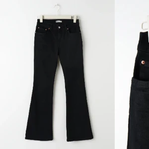 Svarta low waist jeans ginatricot - Dessa jeans är knappt använda för jag råkade köpa fel storlek. Detta är bara en bild från internet men om ni vill se jeansen irl skriv privat. Storlek: 36 Pris: 350kr (köpta för 499kr)