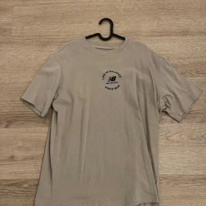 new balance t-shirt  - nyskick 