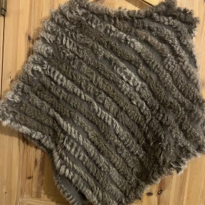 Pälsponcho - Grå poncho i äkta päls