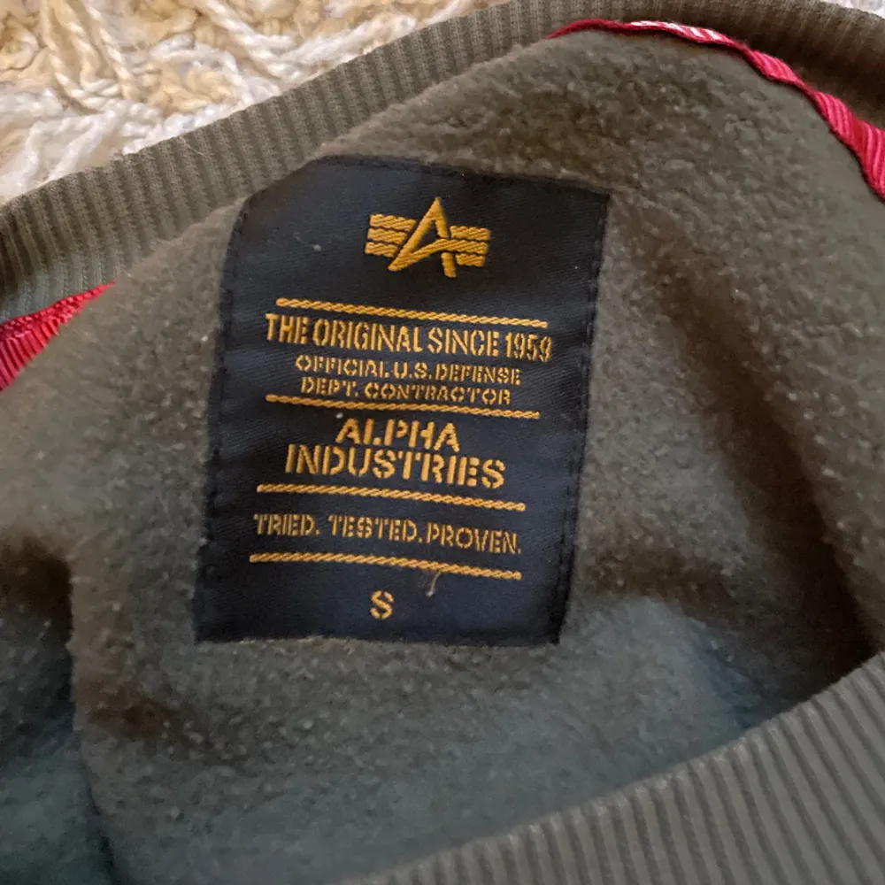 Alpha industries tröja i bra skick  Storlek S  Köpare betalar frakt . Tröjor & Koftor.