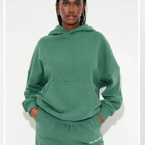 LXA hoodie - Säljer denna fina hoodien i denna underbara färg, storlek XS men den var väldigt mycket mer oversized än väntat. Snarare en S/M. Helt ny med alla lappar kvar, endast provad! Nypris 990 kr, säljer för 500 kr + frakt 💚