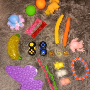 Fidget toys  - I massa olika färger i nyskick.