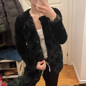 Fuskpälsjacka vero moda - Jättefin fuskpälsjacka från vero moda. Fint skick! Storlek S. 
