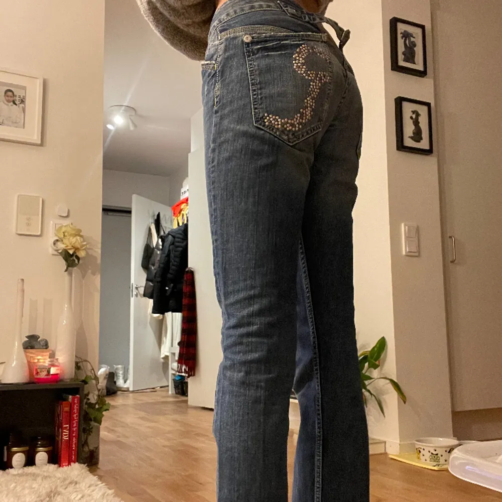 Otroligt snygga replay jeans som ej passar min stil tyvärr. W 26 L 34, som referens på bilderna är jag 175❤️. Jeans & Byxor.
