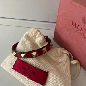Rött valentino armband i fint skick!❤️ Box, tygpåse, extra nitar finns med!