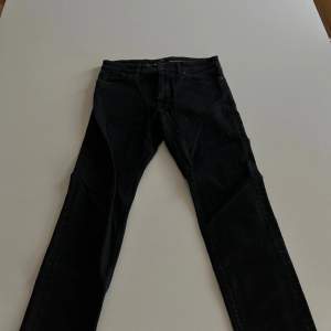 Svarta Hugo Boss jeans som är tapered. Sjukt snygga och sjukt sköna med bra stretch i en färg som aldrig går ut heller! Storleken på dom är 32/30