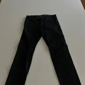 Svarta Hugo Boss jeans som är tapered. Sjukt snygga och sjukt sköna med bra stretch i en färg som aldrig går ut heller! Storleken på dom är 32/30