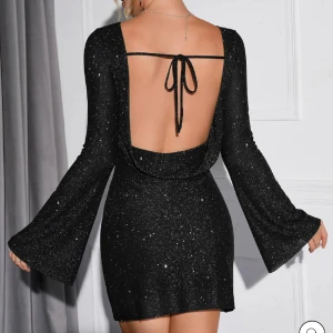 Fest klänning  - Såå snygg glittrig klänning från Parthea, använd en gång. Orginalpris $45 (ca 500kr) 💞💞