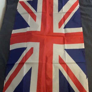 Uk flagga - Uk flagga som jag aldrig ens suttit upp på väggen, bra skick och måtten är 60 x 90 cm
