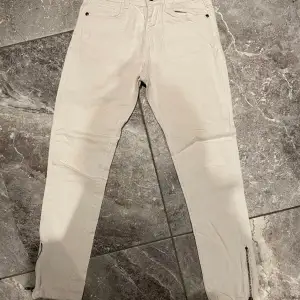 Vita jeans med dragkedjor på var sin sida av byxbenet. Säljer pga stor garderobrensning. Kika gärna på mina andra annonser, säljer mycket. Samfraktar gärna:) 