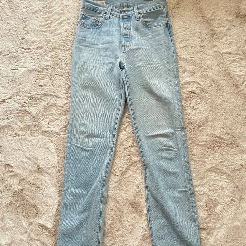Säljer mina ljusa Levis jeans. Använda några gånger. Är osäker på storleken men passar en storlek S. Jeans & Byxor.