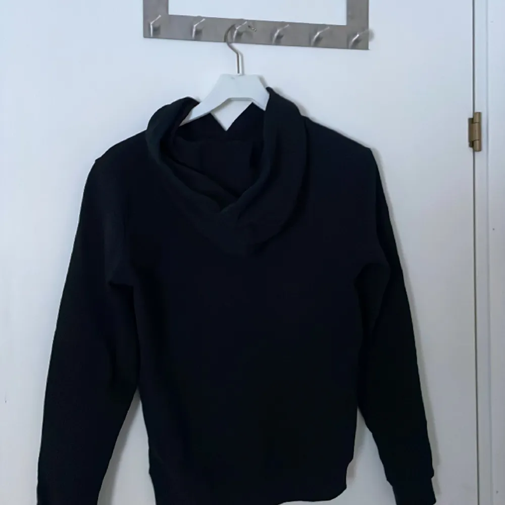 Säljer min sjukt snygga hoodie från saint Laurent. Nypris ligger på ca 10 000.  Kan gå ner i pris vid snabb affär!!. Hoodies.