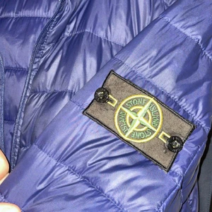 Stone island jacka - Äkta stone island jacka. Ny pris 5000kr Dragkedjorna på båda fickorna är sönder men går att fixa, sydd i ryggen (sista bilden)