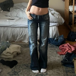 Lågmidjade jeans - De perrrfekta lågmidjade jeansen! Midjemått 39 cm och innerbenslängd 80 cm🖤