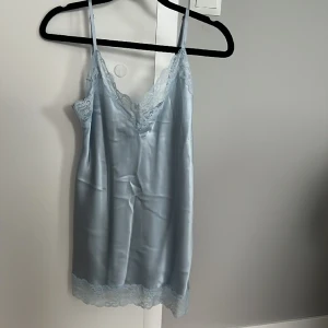 Intimissimi pyjamas  - Jätte fint set från Intimissimi.  Silke. Färgen säljs inte längre därmed unik. Toppen är också super fin t ett par jeans eller kostymbyxor. Nästan oanvänd. 