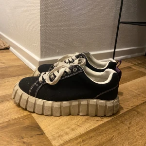 Eytys - Ett par eytys skor som är i bra skick och paket medföljer 
