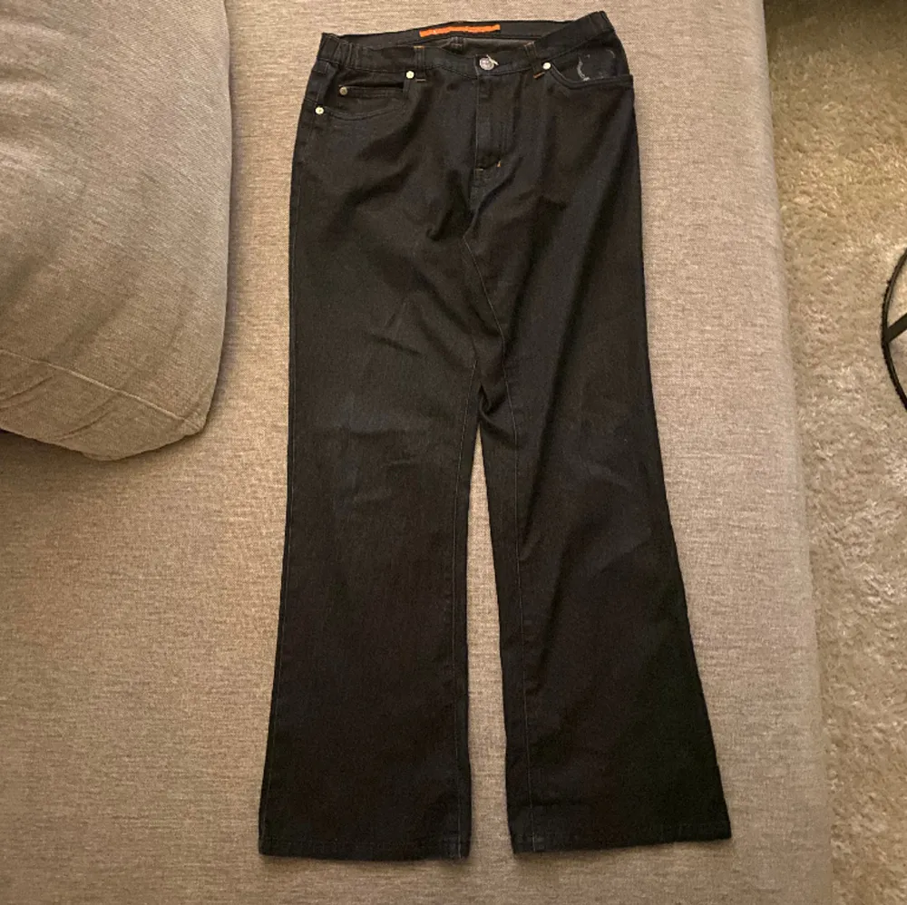 Coola svarta straight jeans som är as sköna . Jeans & Byxor.