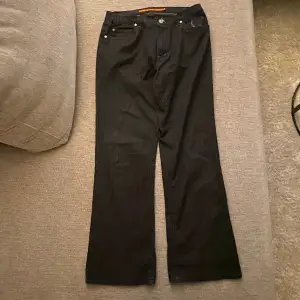 Coola svarta straight jeans som är as sköna 