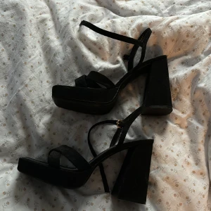 Klackar - Helt oanvända zara klackar, dom har öppen tå och är chunky💕