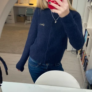 Marinblå Gant kofta - Fin marinblå gant kofta köpt second hand men är i bra skick 💙