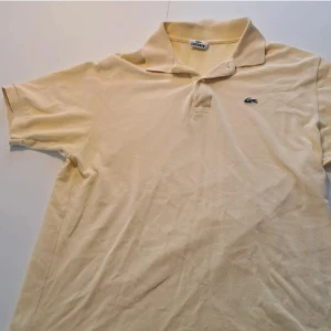 Lacoste tröja  - En lacoste tröja i ett bra skick. Perfekt för sommaren 
