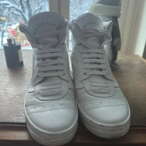 John Galliano skor - Italienskt märke. Knappt använda, nypris ca 5000kr. Storlek 41.5