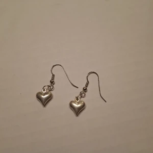 Örhängen med hjärtan - Örhänge som inte längre används. Vid funderingar skicka gärna pm  😊💖