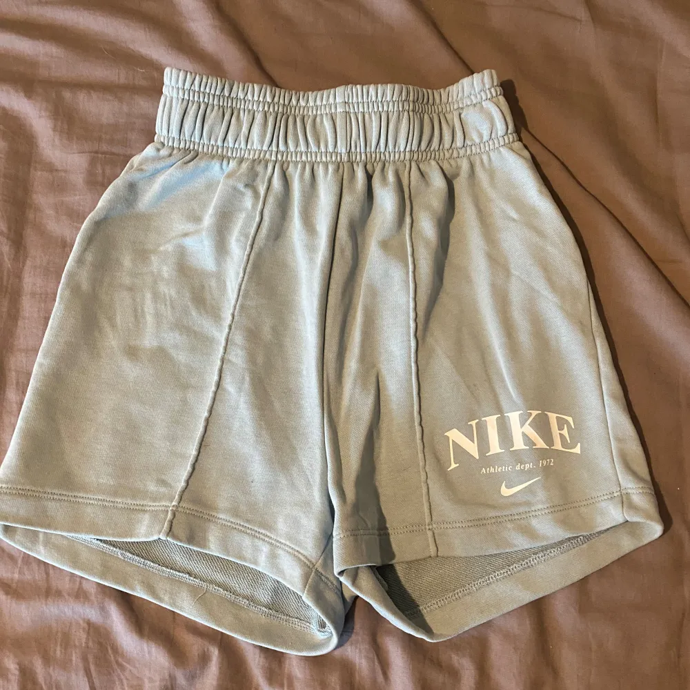 Mint gröna Nike shorts i storlek xs. Köpta för 400kr och säljer för 200kr + frakt 32kr. Skriv för fler bilder eller funderingar. . Shorts.