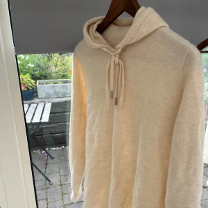 100% Kashmir hoodie  - Säljer en 100% Kashmir hoodie  Köpt från Milano som sample modell i en butik  Storlek medium men passar mer som Small