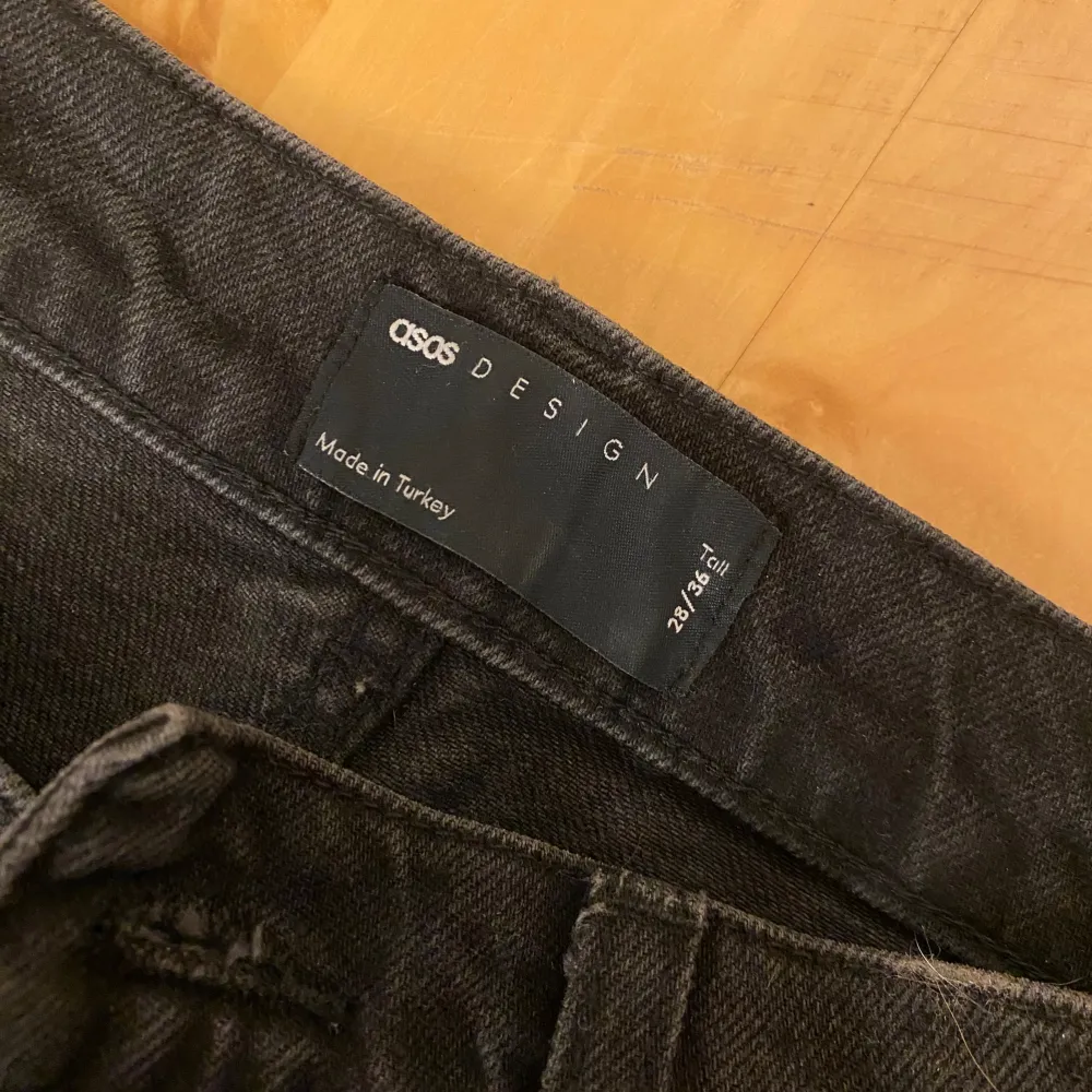 Snygga svarta jeans från asos i storlek 28/36 tall 💞. Jeans & Byxor.