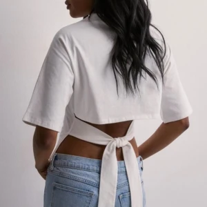 Vit topp - Säljer min helt oanvända tröja ifrån Nelly!💗