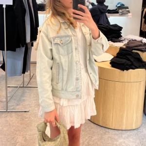 Jeansjacka - Jeansjacka i ljustvätt med en oversized look. Jackan är i mycket fint skick och sparsamt använd