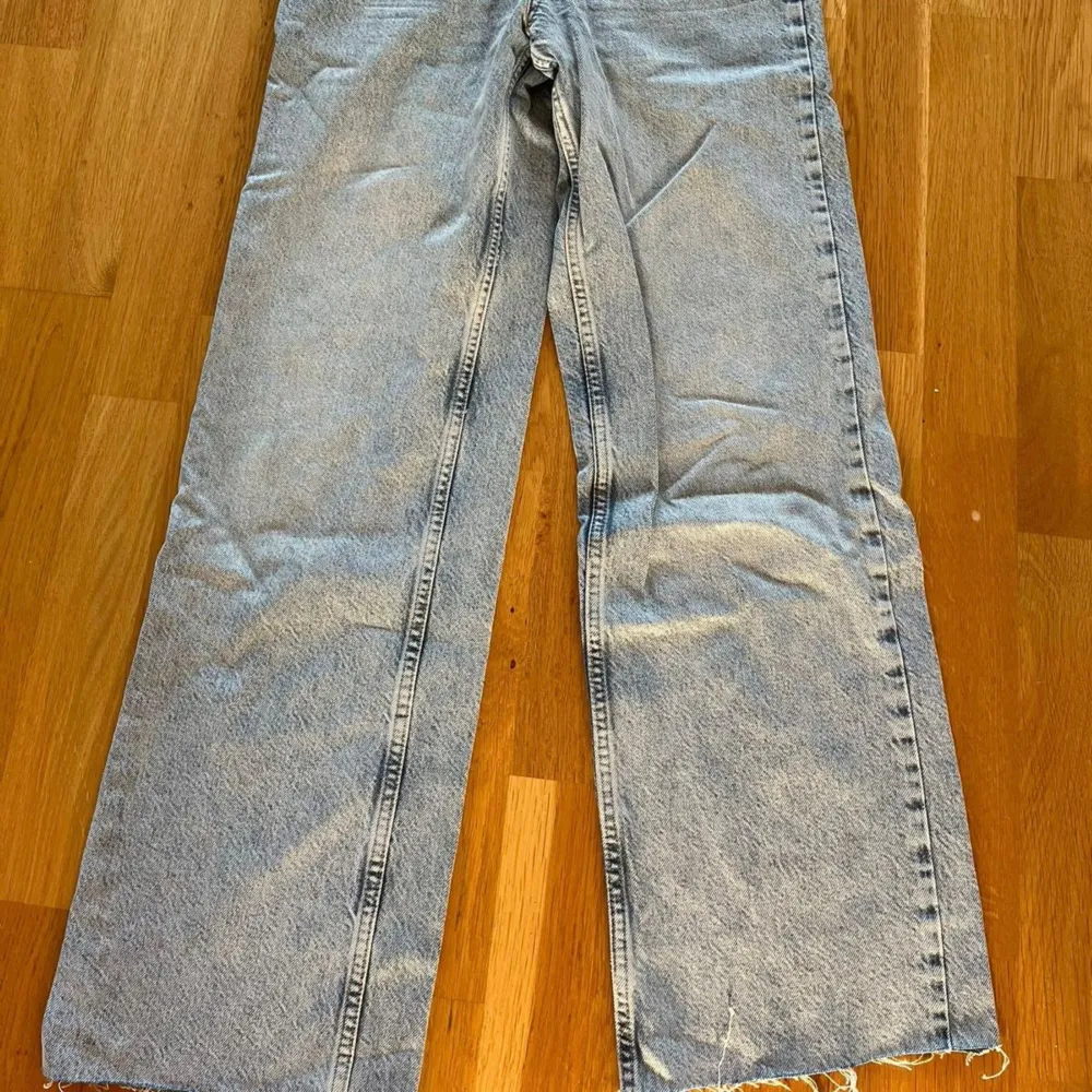 Snygga baggy jeans i storlek 34, endast använda en gång, mycket bra skick.. Jeans & Byxor.